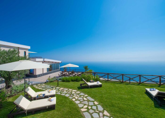 Villa Paradise in Agerola, garden with deckchair in a sea panorama