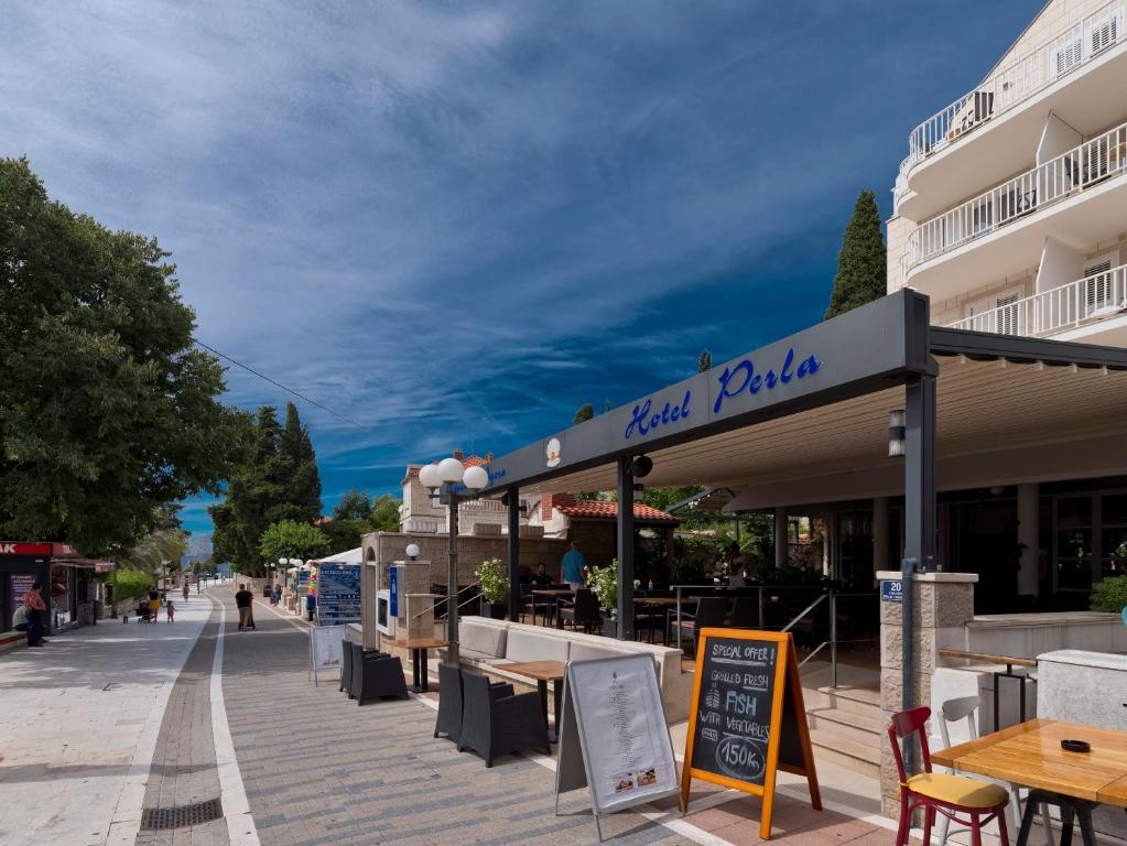 Hotel Perla, entrance