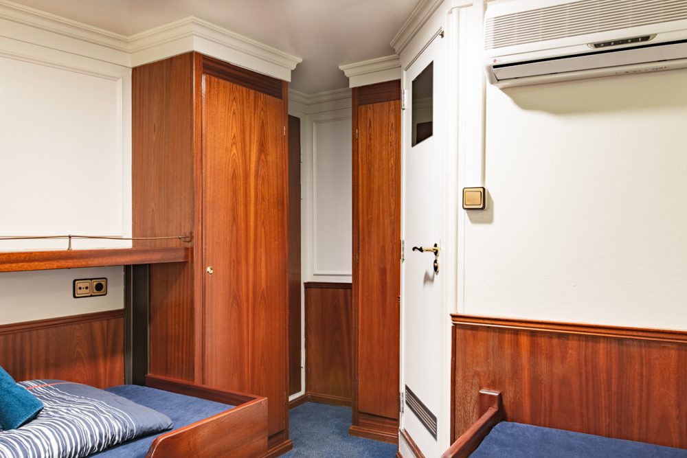 Atlantis_Boat_-cabin-door