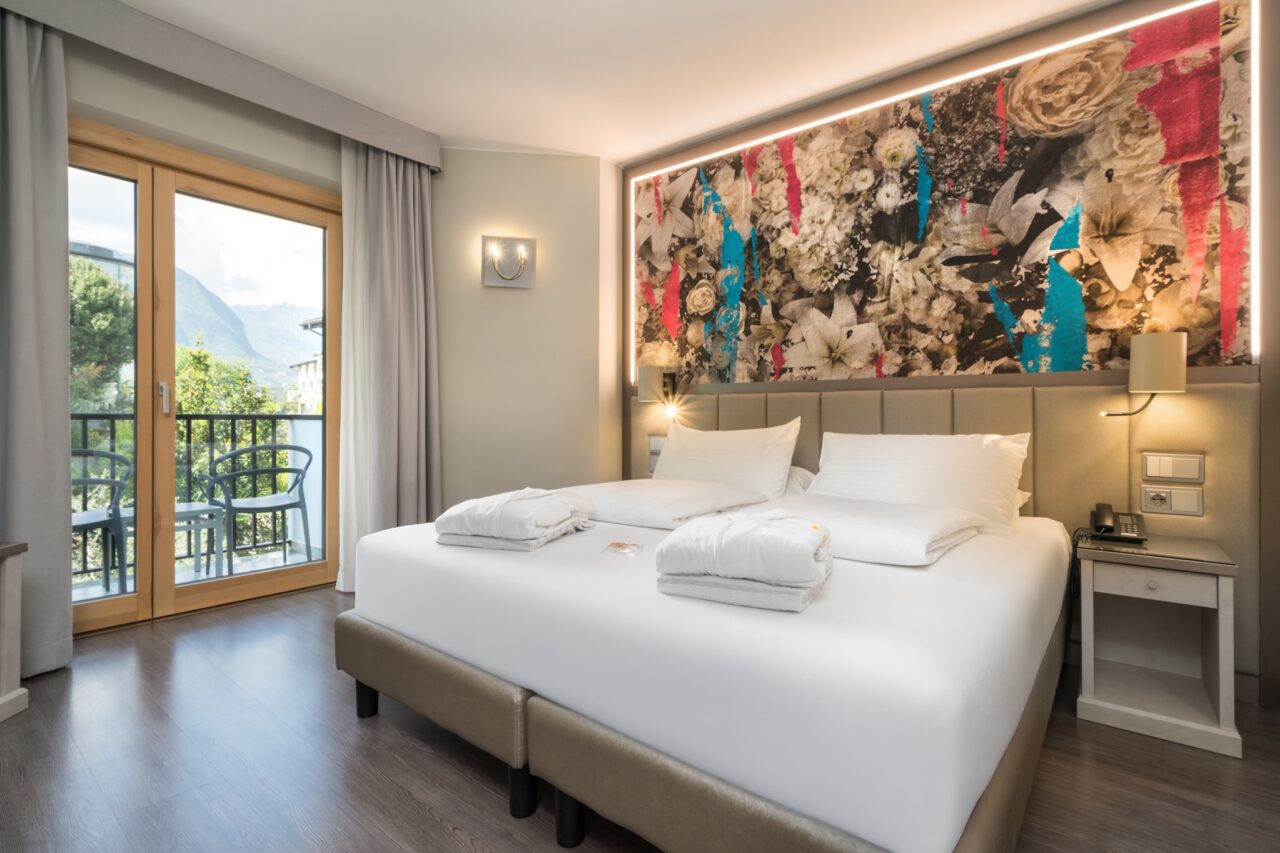 Park-Hotel-Flora-Colored-room